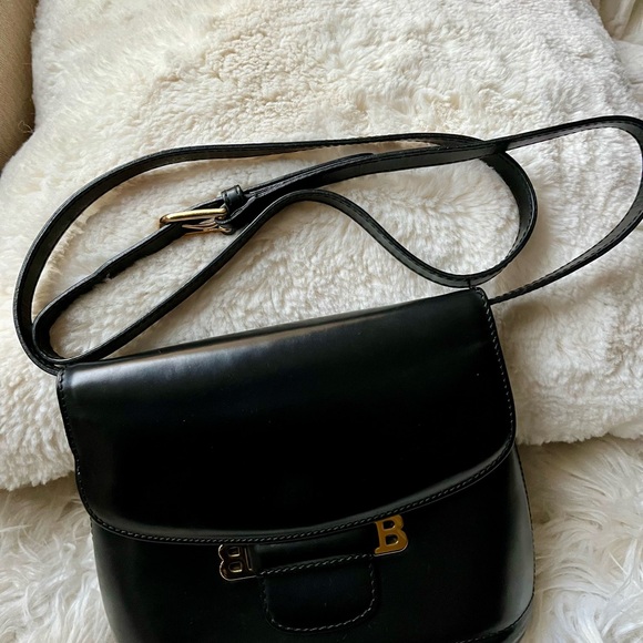 Vintage Bally Handbag with Gold Emblem – Timeless Elegance - Picture 6 of 6